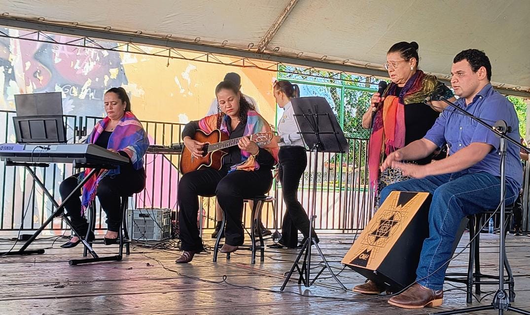 Mães Atípicas da APAE de Itaporã emocionam público e conquistam reconhecimento no Festival Nossa Arte em Dourados