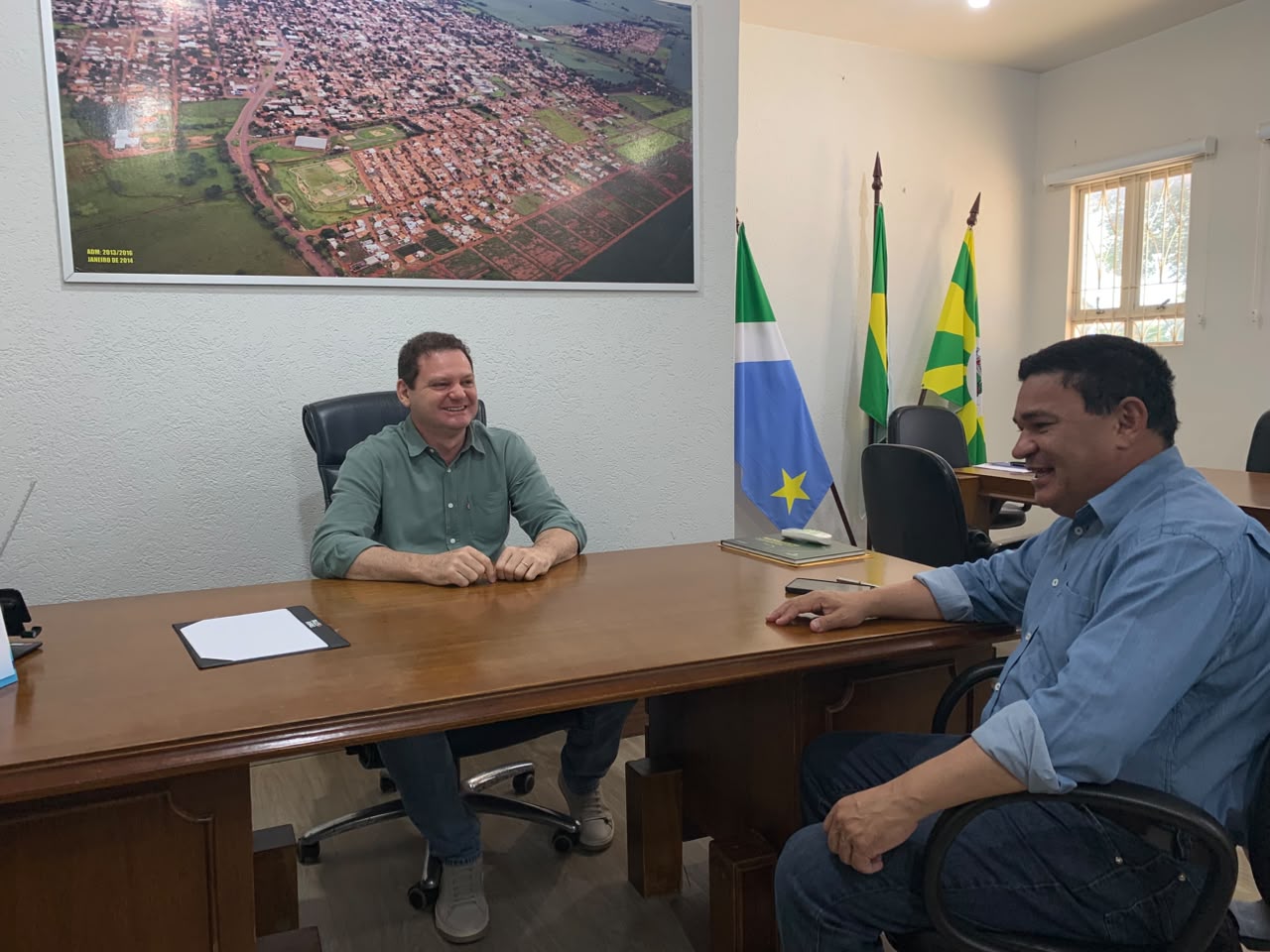 Prefeito em exercício recebe assessor parlamentar em agenda institucional