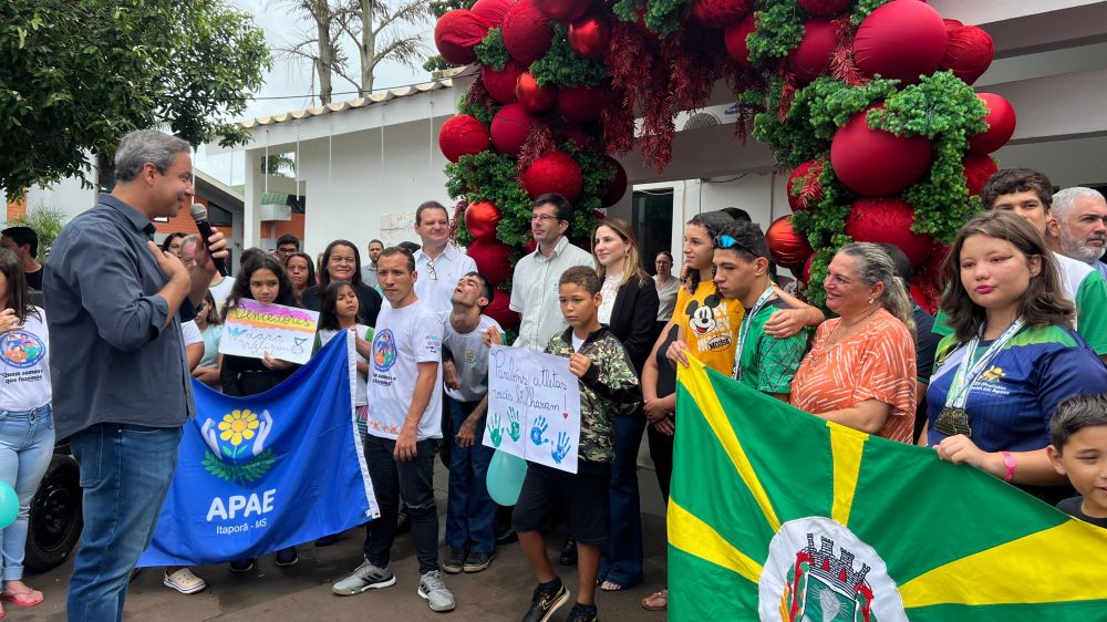 Alunos atletas da APAE de Itaporã são homenageados no Paço Municipal