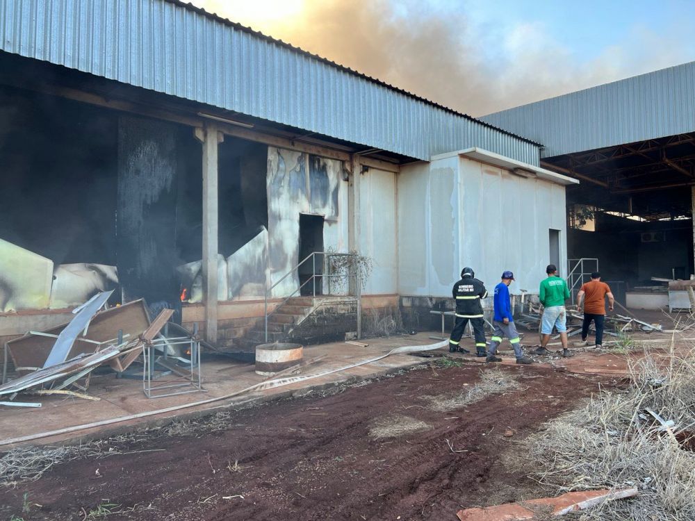 Em rápida ação entre Pipa da Prefeitura e Corpo de Bombeiros, incêndio do Frigorifico em Itaporã é contido