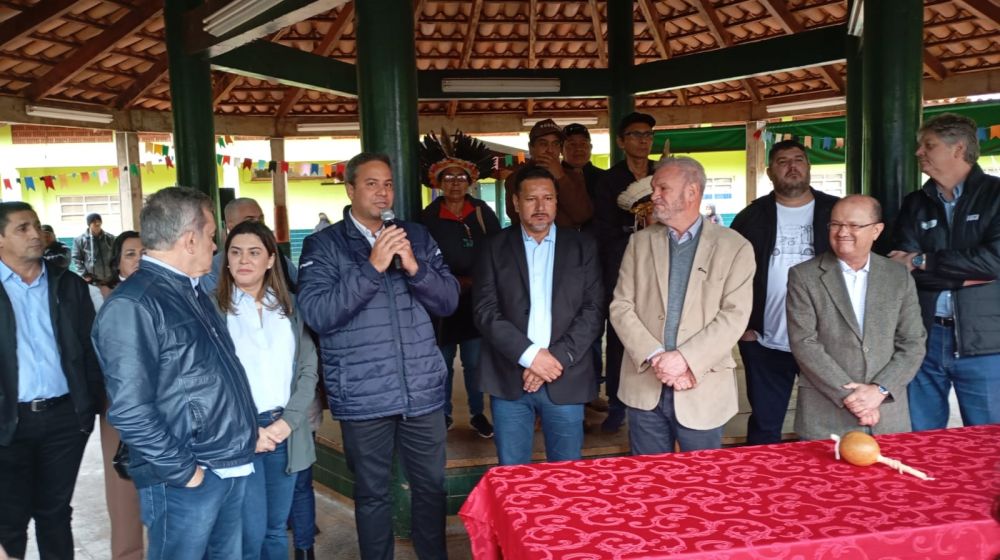 Prefeito de Itaporã participa da entrega de caminhões-pipa na Reserva Indígena