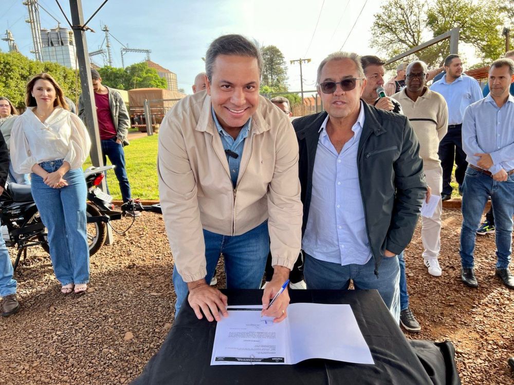 Prefeito de Itaporã assina ordem de serviço para pavimentação da ITA 35, estrada do Clube de Campo