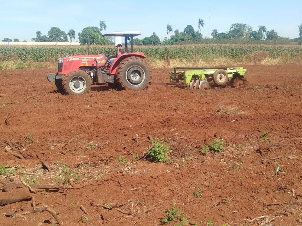 Prefeitura de Itaporã atende sete famílias com preparo de solo na Aldeia Bororó