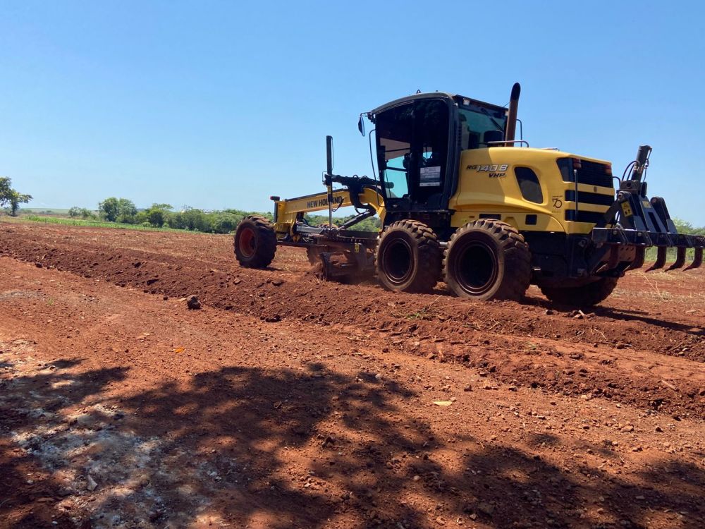 Gerência de Obras recupera estradas vicinais na região do Itaquiri