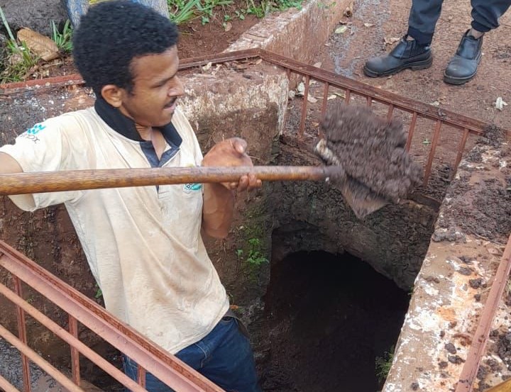 Itaporã: Gerência de serviços urbanos realiza ampla limpeza em bueiros