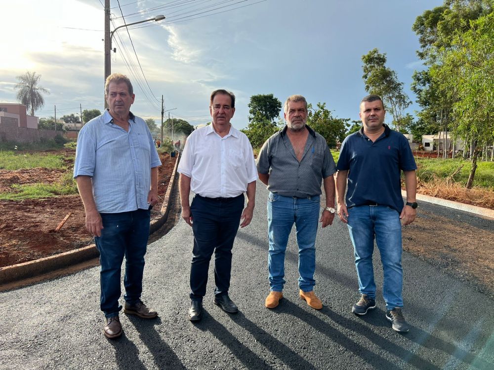 Pacco e Marsura vistoriam obras de pavimentação em Itaporã