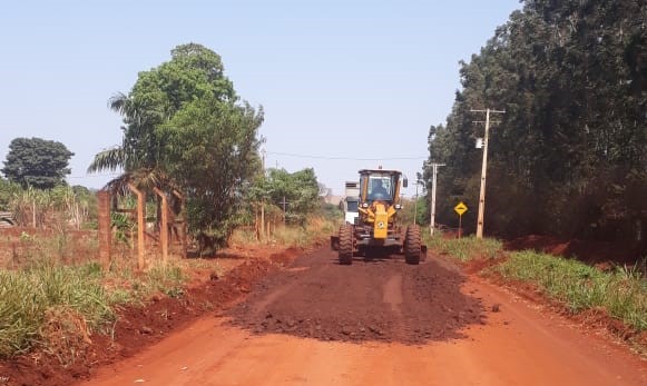 Gerencia de Obras está recuperando a via de acesso ao Clube de Campo.