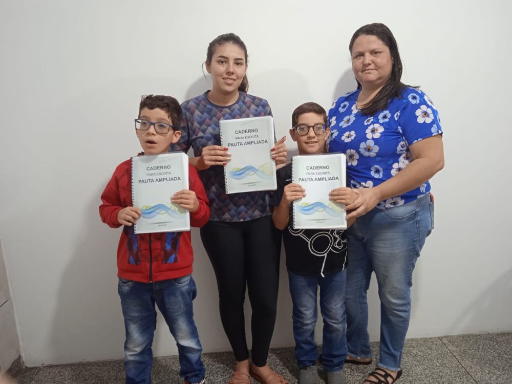 Reme de Itaporã entrega material Ampliado para alunos com baixa visão