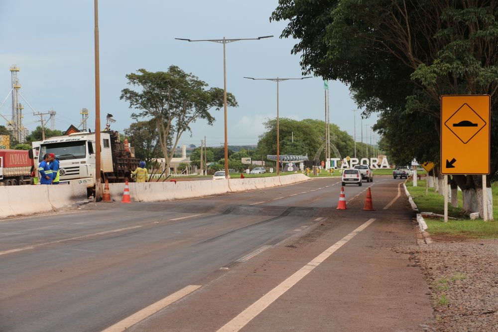 AGESUL instala passarela elevada na entrada de Itaporã e prefeitura pede atenção aos usuários