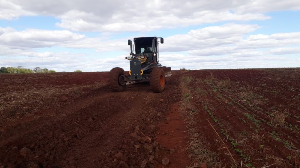 Itaporã: Gerência de Obras realiza cascalhamento na Ita-35