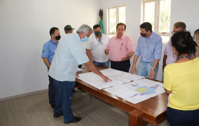 Prefeito Marcos Pacco e diretores da Sanesul discutem andamento das obras de esgoto em Itaporã