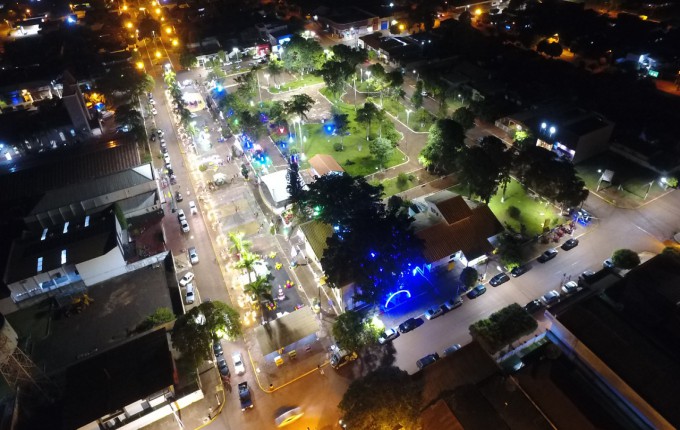 Luzes de Natal são acessas e Itaporã entra no Clima Natalino