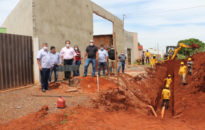 Marcos Pacco e vereadores visitam obras da rede esgoto em Itaporã