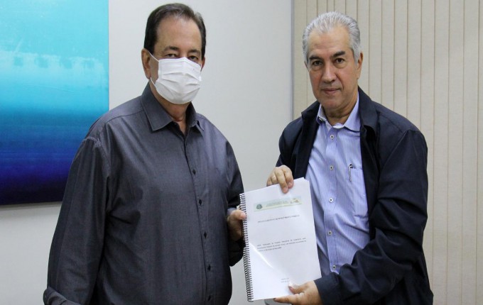 Prefeito Marcos Pacco anuncia quadra de esportes para Escola Salvador de Aguiar na COHAB