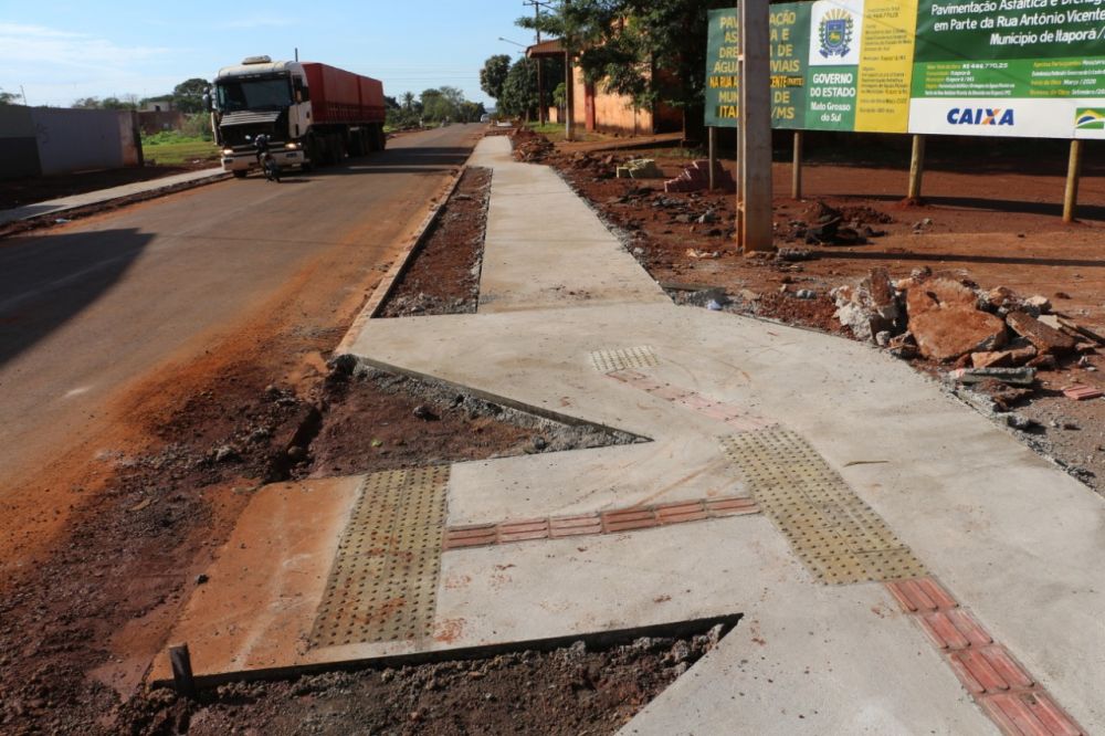 Rua Antônio Vicente de Almeida ganha calçada com piso tátil