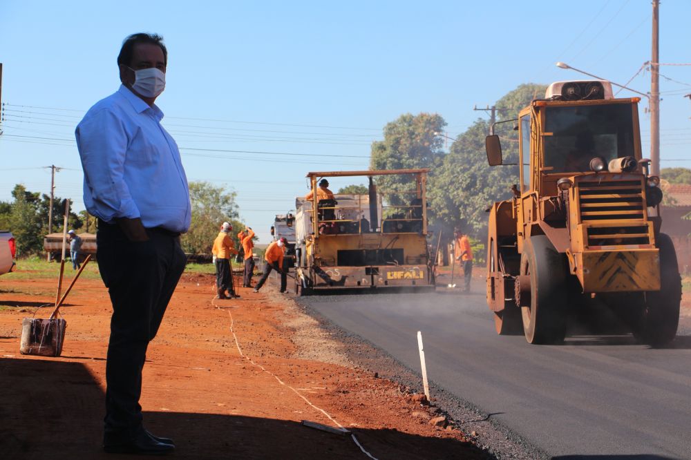 Prefeito de Itaporã vistoria início da pavimentação na Rua Antônio Vicente de Almeida