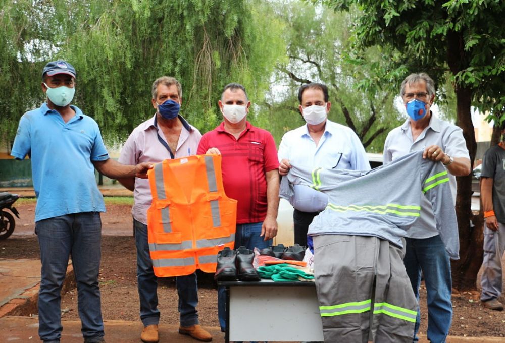 Prefeitura distribui uniformes para os Garis dos Serviços Urbanos.