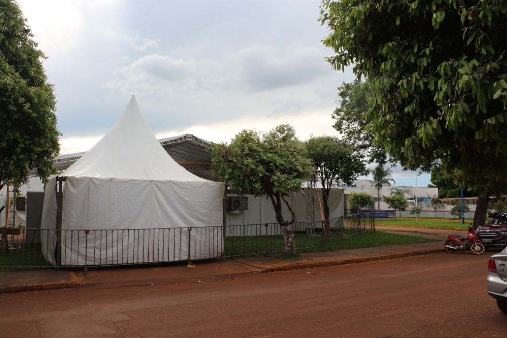 Hospital de Itaporã instala tendas preventivas para possíveis casos de Covid-19