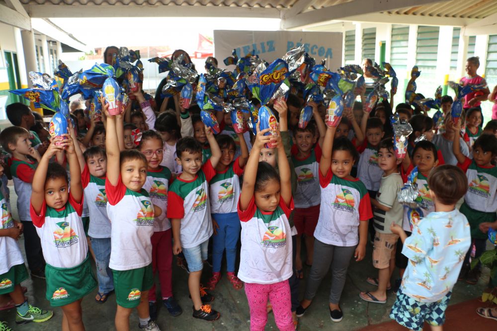 Com muita alegria alunos da REME de Itaporã recebem ovo de Páscoa