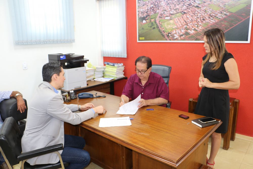 Prefeito assina termo de cooperação com a Seja Digital responsável pela distribuição de Kits de TV digital