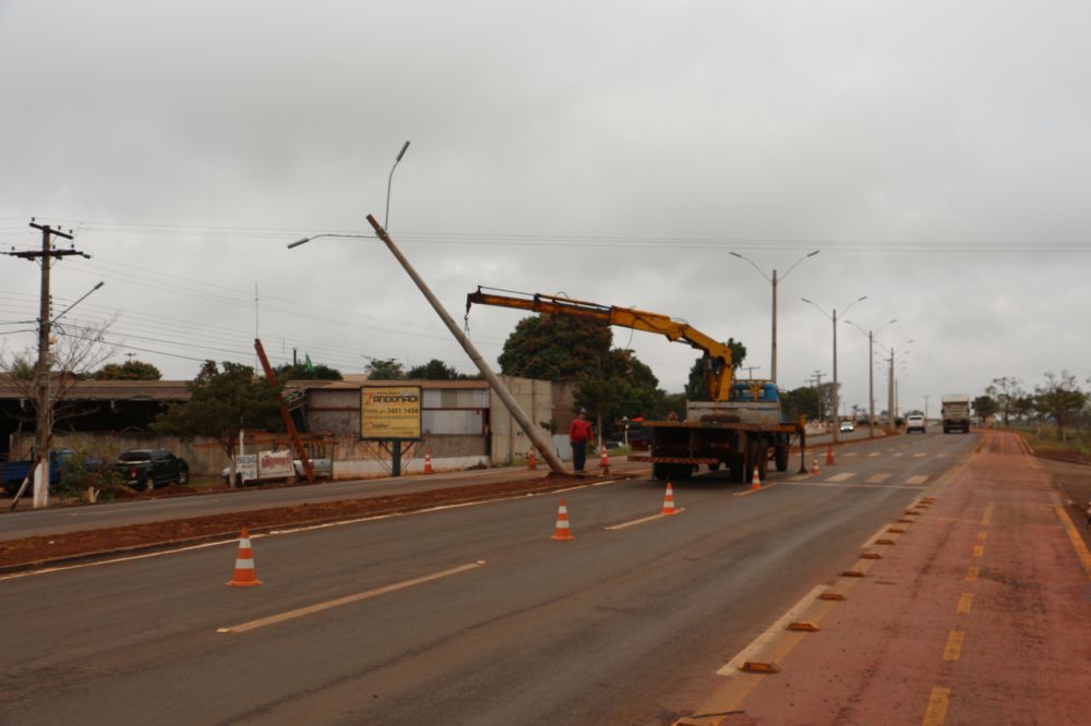 Imprudência de motorista causa danos em mais um poste da Avenida José Chaves em Itaporã
