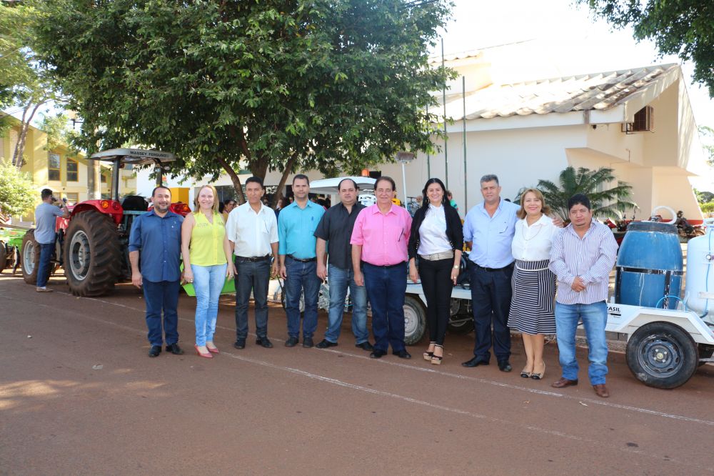 Prefeito faz entrega de Patrulha mecanizada para CMDR