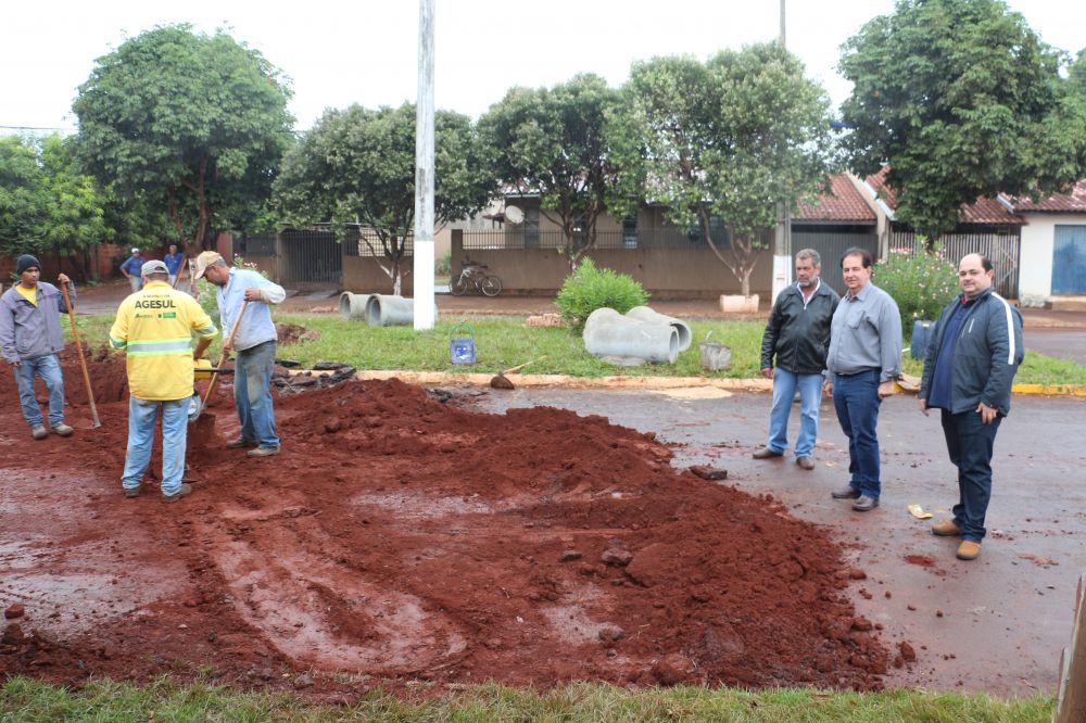 Prefeito vistoria reinicio das obras de drenagem no Irmã Daniela