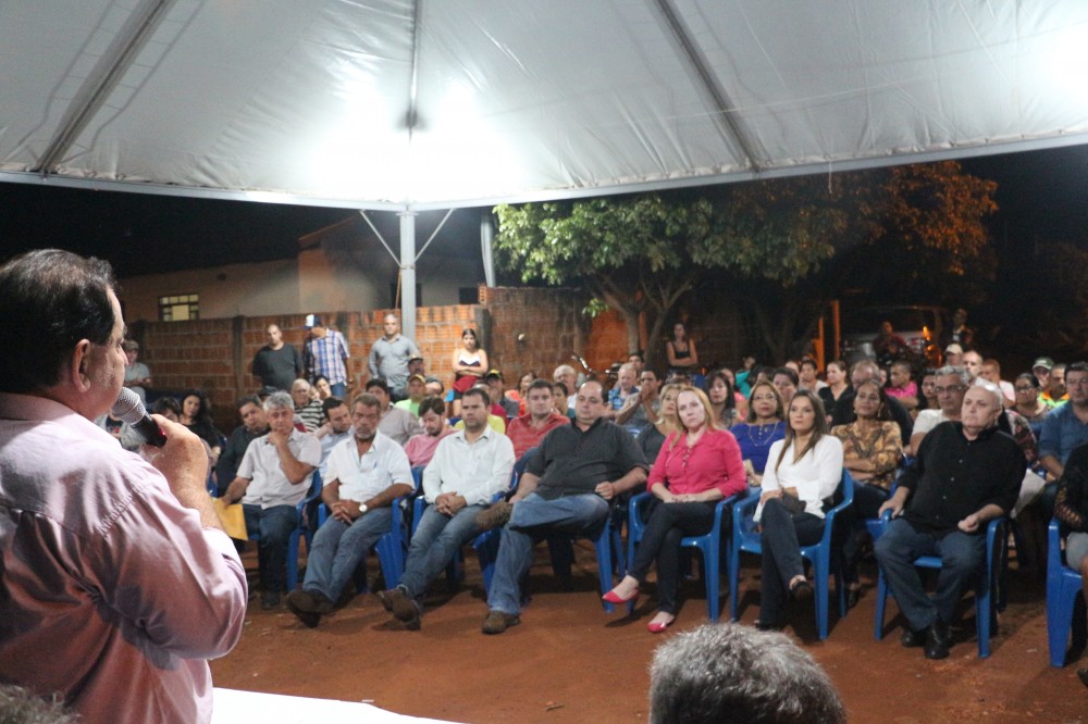 Prefeito lança oficialmente asfalto e drenagem no Jardim Copacabana