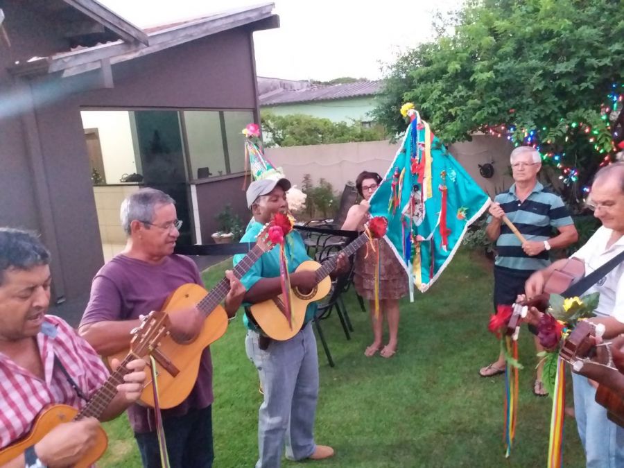 Cia de Reis Estrela do Oriente encerra giro da bandeira em Itaporã.