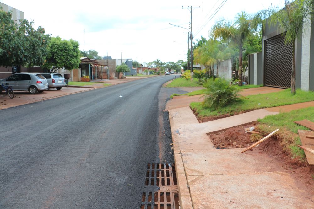 Recapeamento chega as principais ruas dos bairros e centro de Itaporã