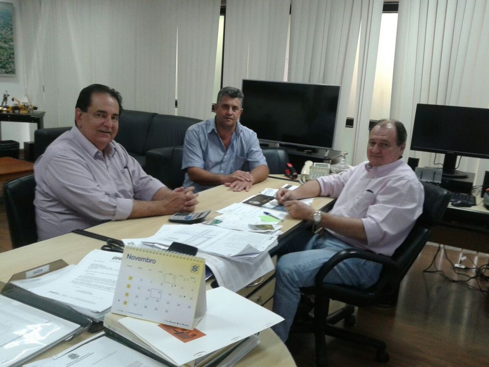 Prefeito vai a SEINFRA acompanhar andamento das obras de recuperação da Av. José Maria Bezerra Lima