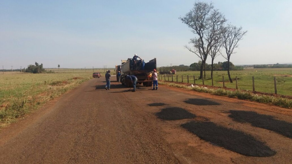 Após 4 anos sem manutenção Prefeitura de Itaporã realiza operação tapa buraco na ITA 22